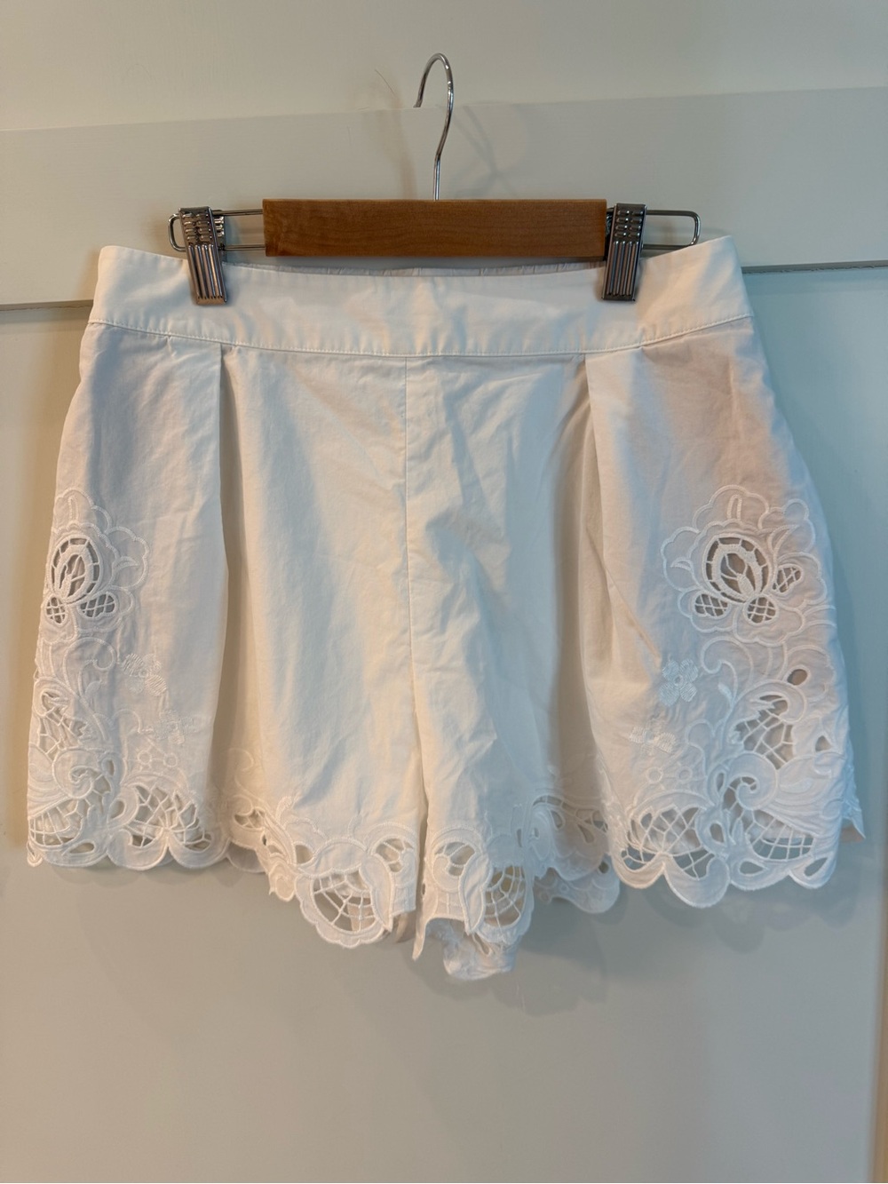 ZW Collection Eyelet Cutout pleated shorts in white. Size Small